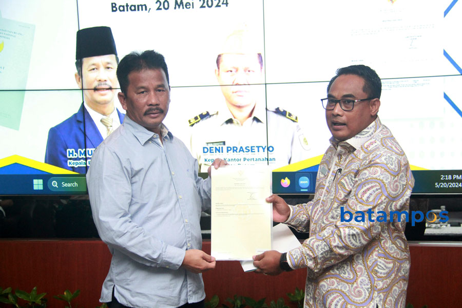 Kepala  Wilayah  Kantor  Pertanahan Provinsi Kepri,  Sri Pranoto, menyerahkan sertifikat elektronik milik pemerintah kepada Wali Kota sekaligus Kepala BP Batam, Muhammad Rudi, Senin (20/5).