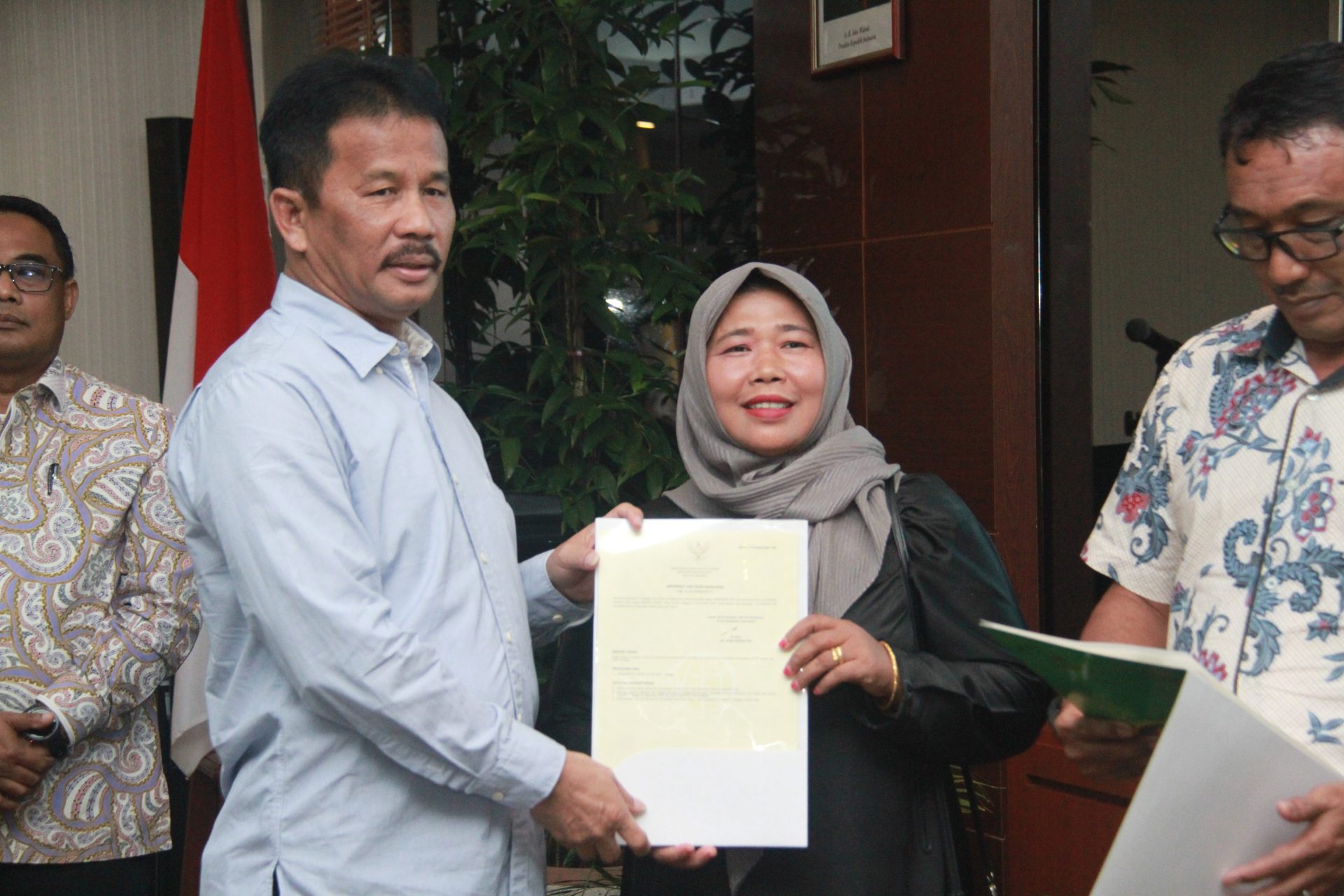 Kepala BP Batam sekaligus Wali Kota Batam Muhammad Rudi menyerahkan sertifikat tanah elektronik kepada salah seorang warga, Senin (20/5/2024) di Kantor BP Batam.