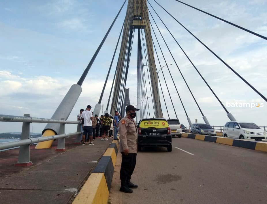 Anggota Polsek Sagulung melakukan patroli di Jembatan I Barelang, Minggu (19/3).