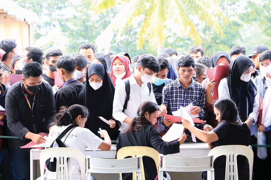 RATUSAN pencari kerja mengantre menyerahkan surat lamaran kerjanya di bursa kerja di SP Plaza, Tembesi, sagulung, Selasa (8/11/2022).