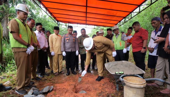 Bupati Bintan, Roby Kurniawan melakukan peletakkan batu pertama pembangunan jembatan Bukit Batu-Parit Bugis, Kecamatan Teluk Bintan, Selasa (21/5/2024).
