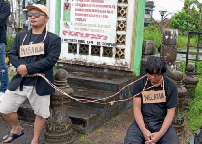 Mahasiswa beraksi menyuarakan penolakan impor ikan yang diduga ilegal masuk ke Kepri.