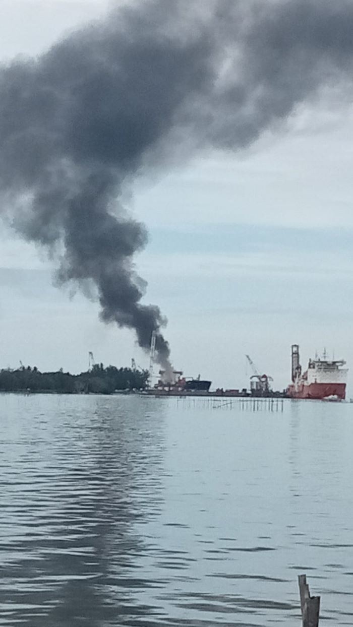 Asap tebal membumbung tinggi di langit dari kapal yang terbakar di salah satu perusahaan galangan kapal di kawasan industri Bintan, Lobam, Jumat (24/5/2024).