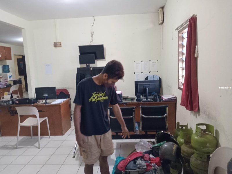 Pelaku pembobolan yang ditangkap polisi saat di Polsek Sekupang.