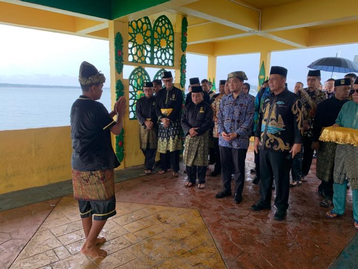 gubernur kepri Ansar Ahmad bersama  Menteri Besar Johor Yang Amat Berhormat (YAB) Dato&rsquo; Onn Hafiz Ghazi  sat tiba di Pulau Penyengat