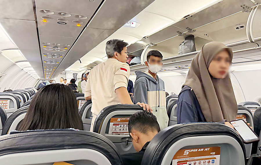 ilustrasi Penumpang pesawat Super Jet Air. Maskapai ini akan melayani penerbangan langsung dari Batam ke lambung