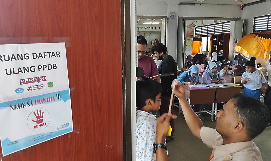 Proses daftar ulang bagi calon siswa yang dinyatakan lolos PPDB di SDN 010 Batam Kota, Rabu (14/6/2023) lalu. Tahun ini, PPDB jenjang SDN akan dimulai awal Juni mendatang.