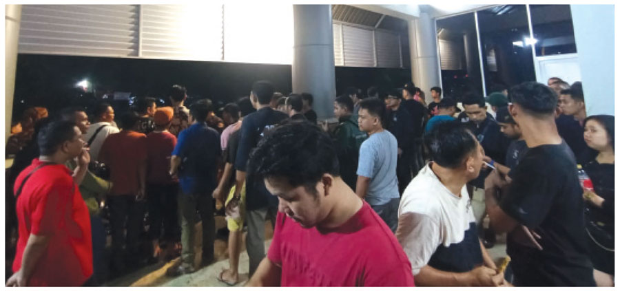 Keributan pengendara online dan taksi pangkalan di Pelabuhan Telagapunggur.