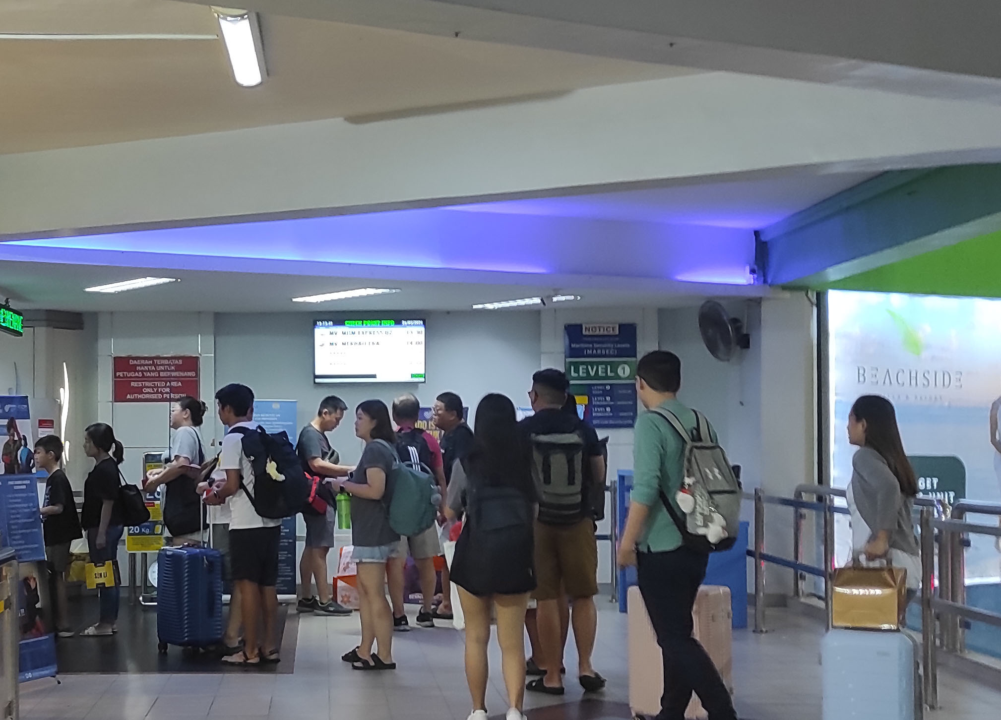 Suasana Pelabuhan Internasional terlihat ramai oleh aktivitas pengunjung baik yang datang maupun yang pergi, Minggu (26/5). F Cecep Mulyana/Batam Pos