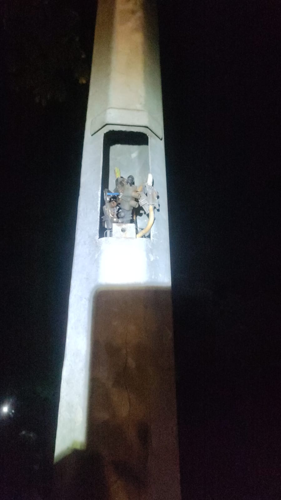 IMG 20240527 WA0044 Kabel PJU di sepanjang Jalan Dipenogoro Sei Temiang, Sekupang dan PJU di lampu merah Seraya Atas ke arah Simpang Melcem hilang dicuri. F.Rengga Yuliandra/Batam Pos
