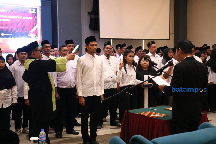 192 anggota PPS se-kota Batam dilantik ketua kPU kota Batam, Mawardi, di Hotel Planet Holiday Batam, Minggu (26/5).