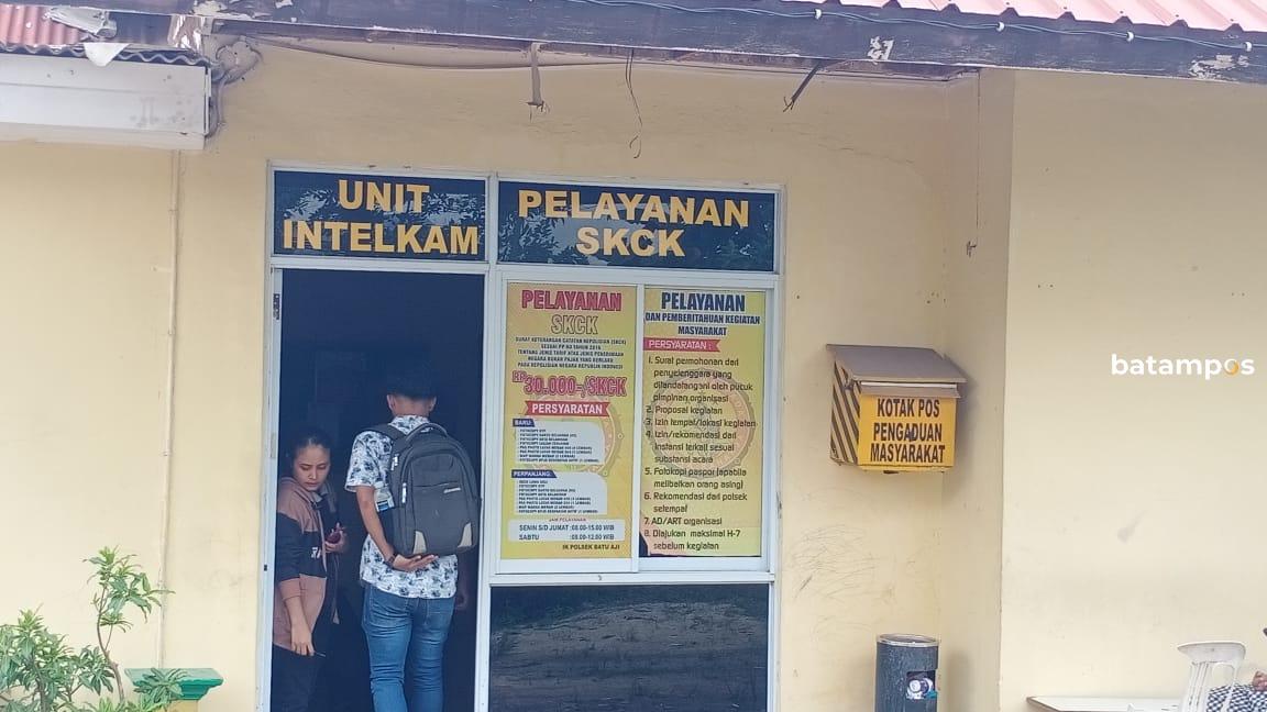 Warga saat mengurus SKCK di Polsek Batuaji. Foto: Eusebius Sara/ Batam Pos