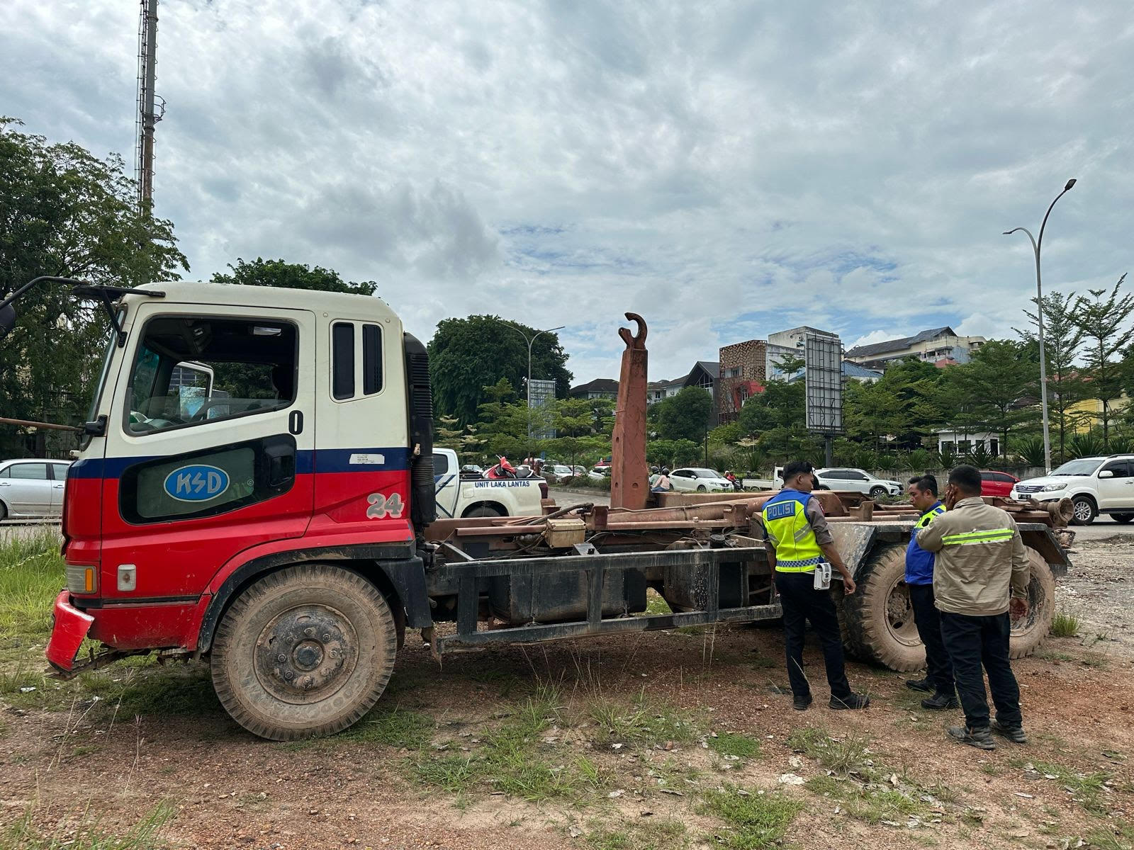 Lori yang melindas pengedara motor di KTP. F. Yofie Yuhendri