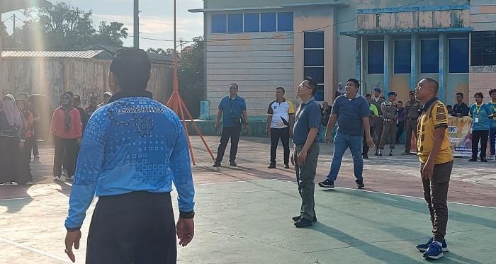 Bupati Bintan, Roby Kurniawan bermain voli di laga pembukaan Open Turnament Bola Voli Bupati Cup 2024 di lapangan bola voli halaman Gedung Nasional, Tanjunguban, Selasa (28/5/2024).