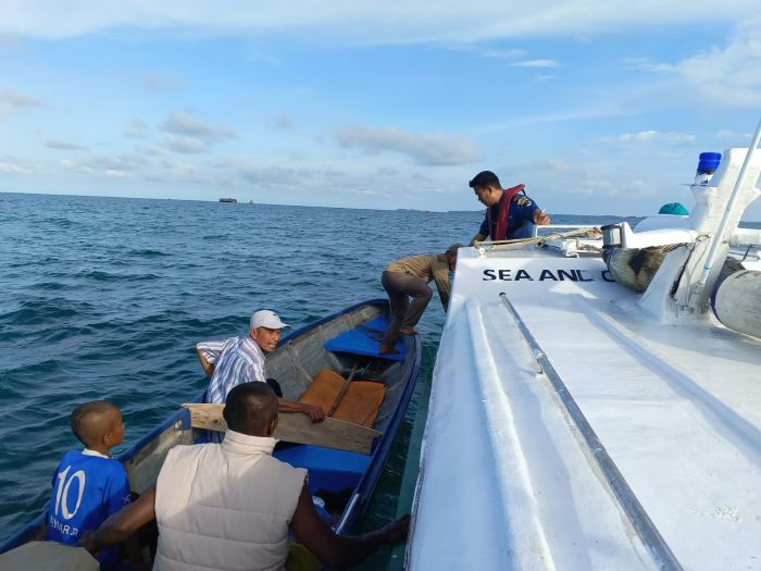 Petugas SAR gabungan menyisir lokasi dilaporkannya korban hilang kontak saat memancing di perairan Pulau Mubut, Selat Riau pada Kamis (30/5/2024).
