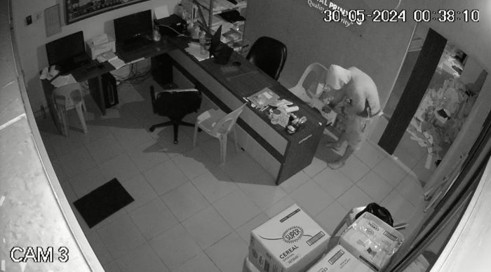Pelaku terekam CCTV saat melakukan pencurian di toko percetakan Jalan Hanjoyo Putro.
