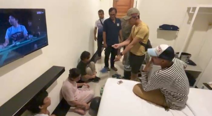 Polisi saat melakukan penggrebekan di salah satu hotel di Tanjungpinang.