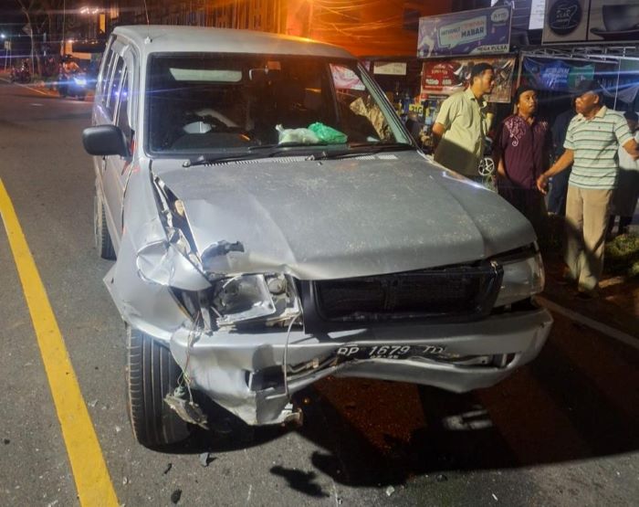 Mobil yang terlibat tabrakan