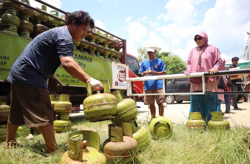 Warga membeli gas 3 Kg bersubsidi saat operasi pasar di Batam Centre.
