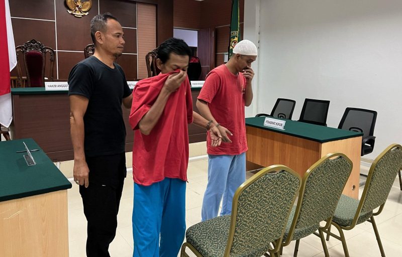 Dua terdakwa kasus narkotika usai menjalani sidang di PN Batam, Kamis (30/5).