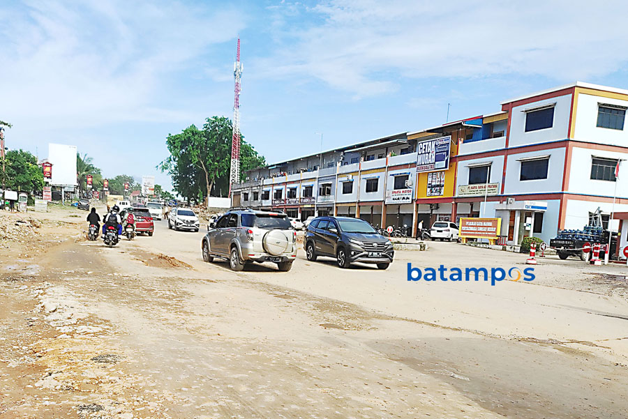 Sejumlah kendaraan melintas di Jalan Laksamana Bintan depan kawasan Industri Hijrah, Batam Center, yang akan dilakukan perbaikan, Kamis (30/5).