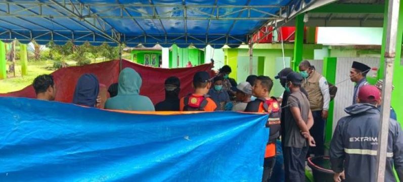Tim SAR gabungan setelah mengevakuasi jasad korban dan membawa ke Desa Pangkil, Kecamatan Teluk Bintan, Sabtu (1/6/2024).