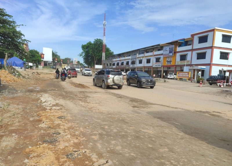 Sejumlah kendaraan melintas di Jalan Laksamana Bintan depan Kawasan Industri Hijrah Batamcenter yang akan dilakukan perbaikan, Kamis (30/5).