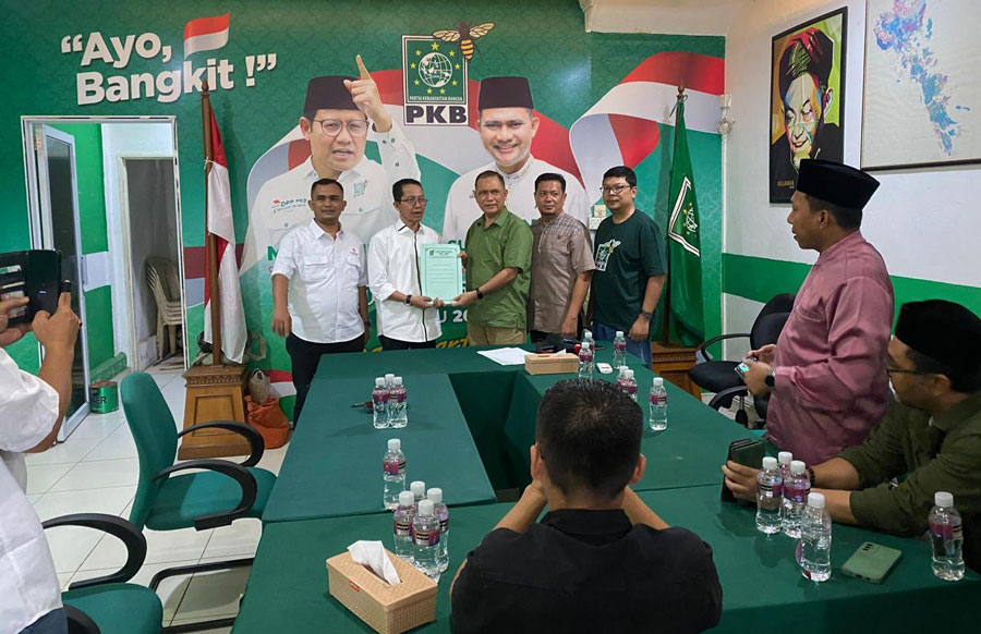 Amsakar (2 dari kiri) menyerahkan berkas kepada Ketua Dewan Pengurus Cabang Partai Kebangkitan Bangsa (DPC PKB) Surya Makmur Nasution