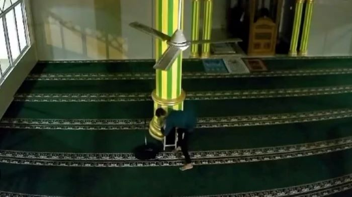 Pencuri kotak infak beraksi di Masjid Al Amal Gesek Bintan.