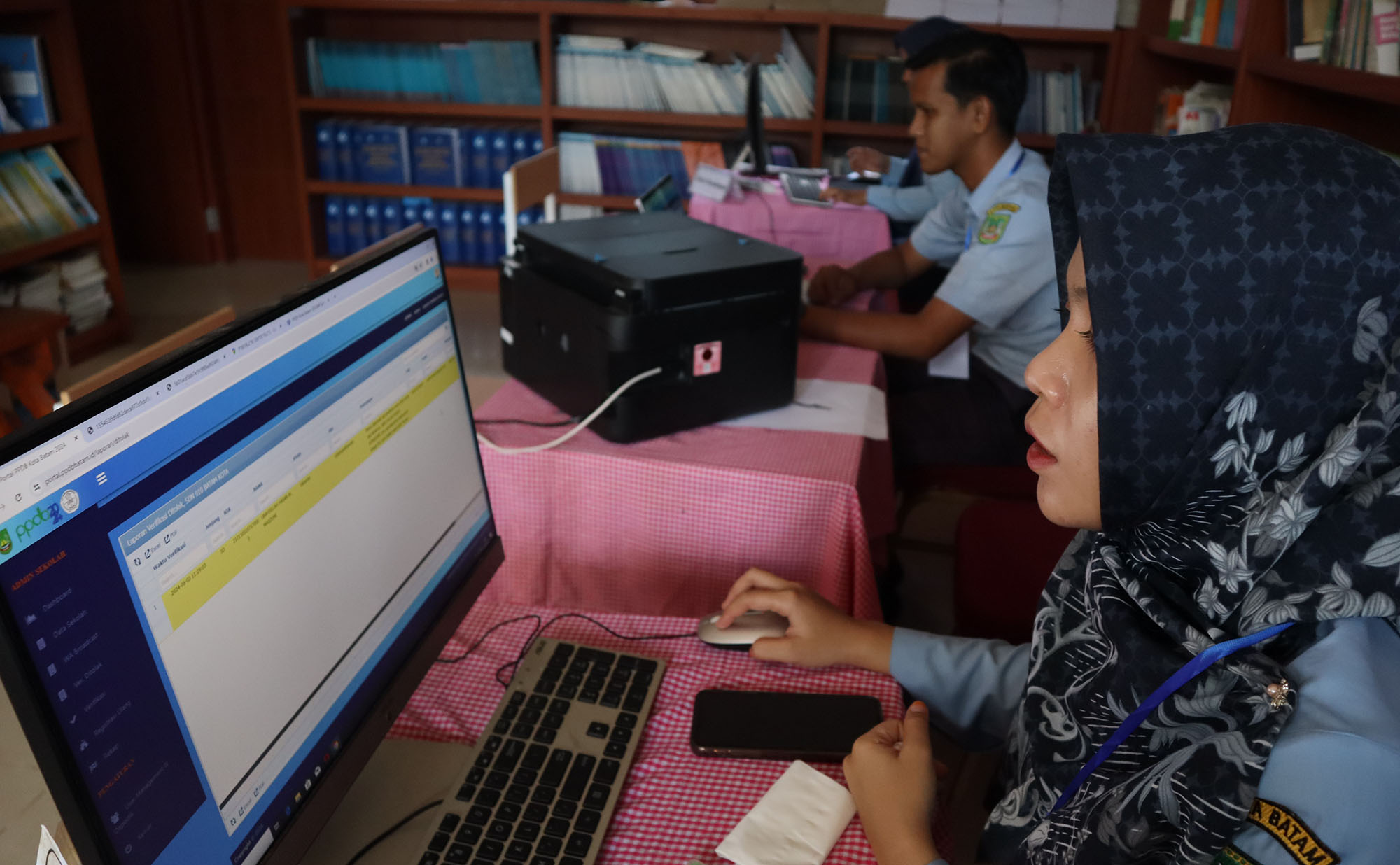 Panitia PPDB SD 010 Batamkota sedang memantau calon murid yang akan melakukan pendaftaran secara online , Senin (3/6). F Cecep Mulyana/Batam Pos