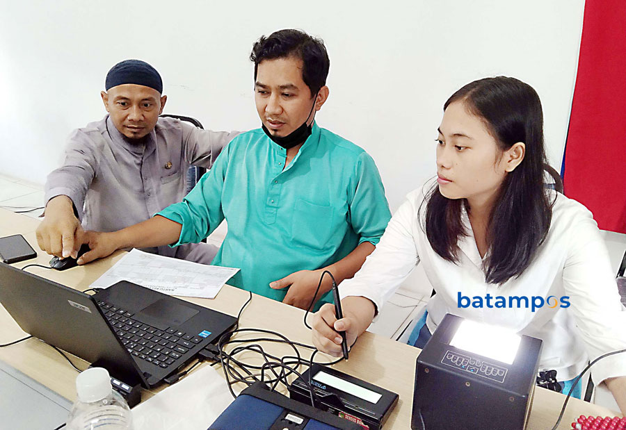 Seorang remaja wanita merekam data untuk membuat e-KTP di SMK Hang Nadim, Batuaji, Selasa (12/12/2023) lalu. Disdukcapil sudah mencetak ribuan e-KTP bagi pemula sejak awal tahun ini.