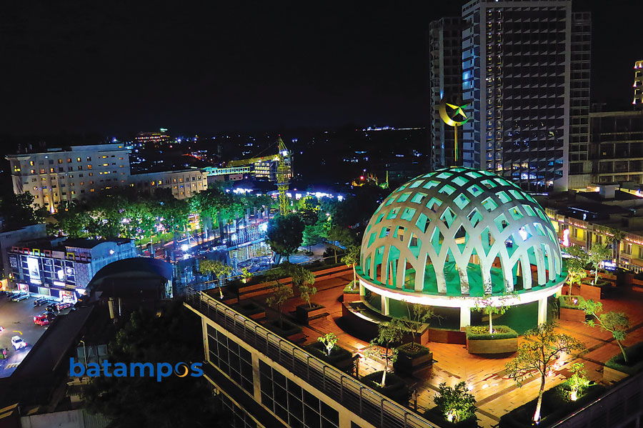 Kawasan Nagoya Batam, saat malam hari, Sabtu (25/5). Kawasan ini seringkali menjadi tempat jujugan wisatawan baik domestik maupun mancanegara yang berkunjung ke Bata