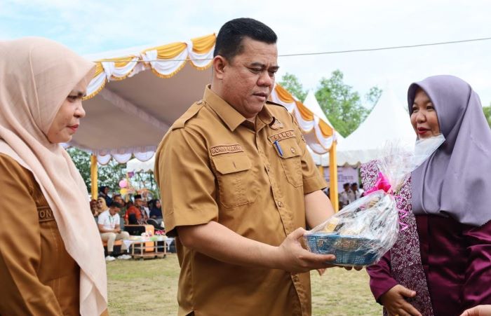 Sekda Bintan, Ronny Kartika saat menghadiri job fair dan pentas seni SMKN 1 Seri Kuala Lobam di taman rekreasi Desa Kuala Sempang, Kecamatan Seri Kuala Lobam, Selasa (4/6/2024).