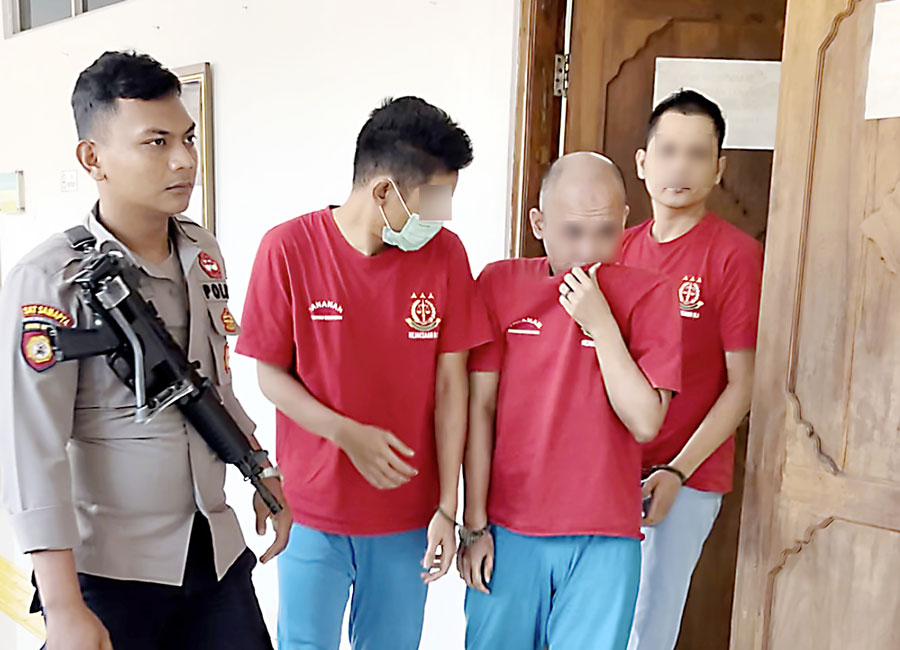 Tiga mantan pegawai BRI Cabang Batam, Harry, Furqon, dan Khairul, usai menjalani sidang tuntutan di Pengadilan Negeri Batam, Senin (3/6).