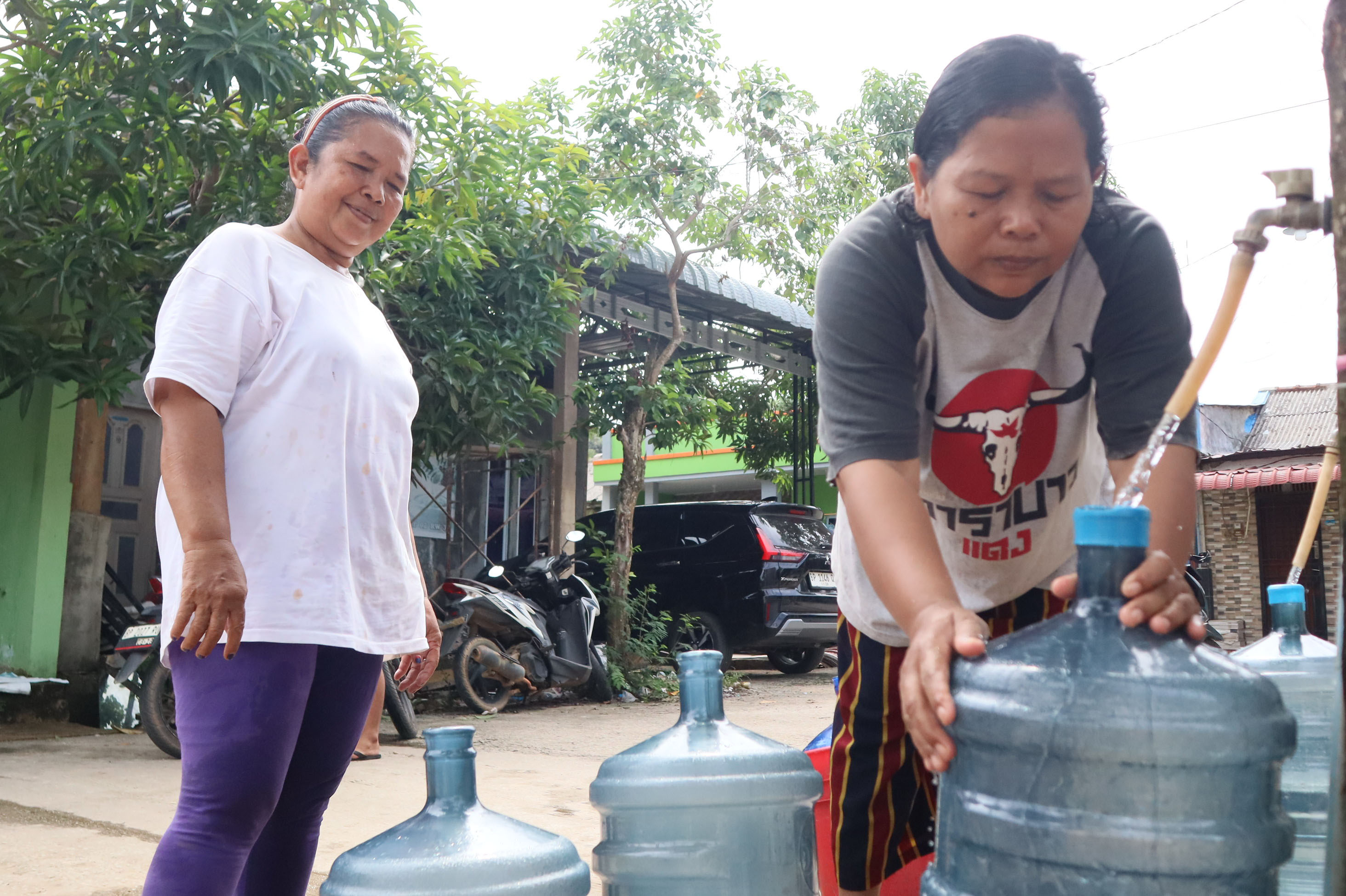 Sejumlah warga Prumahan Bukit Raya Batamkota menampung air  di  halaman masjid, Selasa (4/6). Hal ini dikarenakan air PAM diperumahan tersebut tidak mengalir. F Cecep Mulyana/Batam Pos