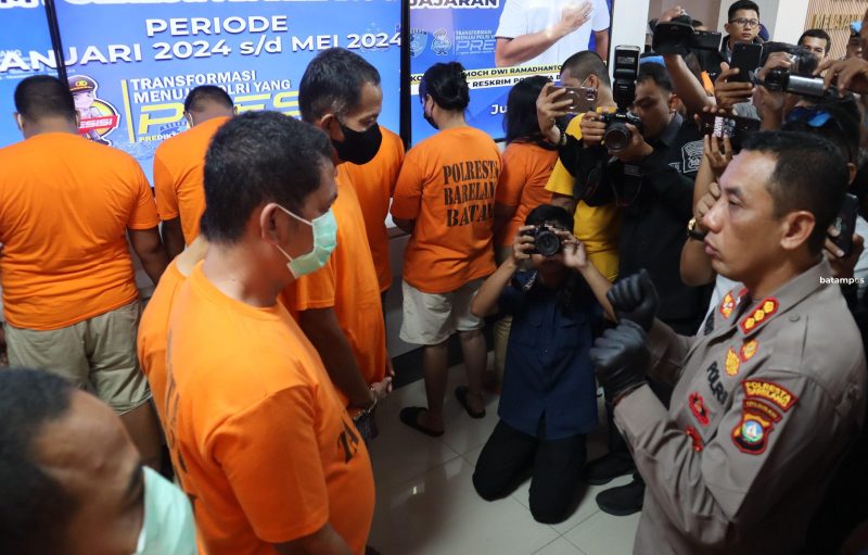 Kapolresta Barelang Kombes Pol Nugroho Tri Nuyanto mengintrograsi salah satu tersangka kasus tindak pidana PMI non prosudural yang berhasil diungkap saat ekspos di Mapolresta Barelang, Jumat (31/5).