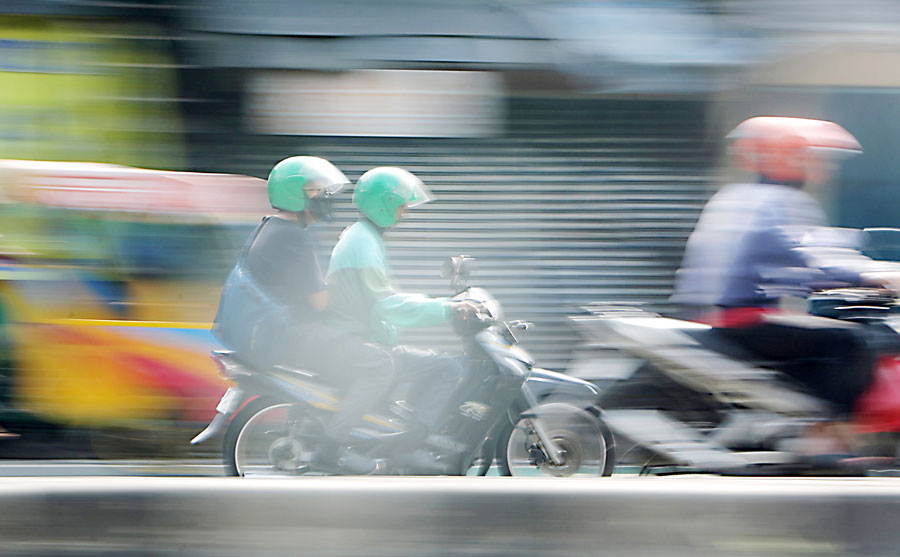 ILUSTRASI warga menaiki ojek online.