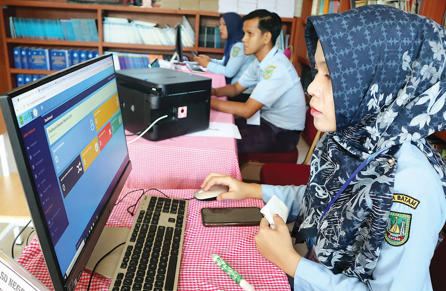 Panitia PPDB SD 010 Batam Kota memantau calon murid yang melakukan pendaftaran secara online, Senin (3/6).