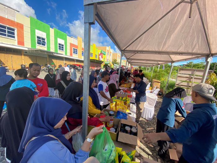 Warga Tanjungpinang menyerbu pasar murah di Jalan Bandara