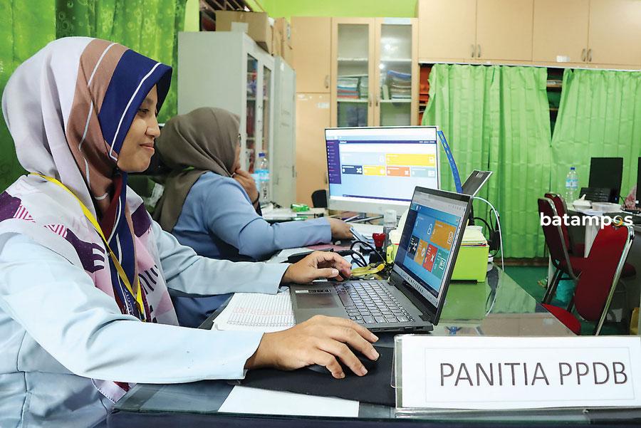 Ilustrasi. Panitia PPDB SDN 008 Batam Kota. Foto: Cecep Mulyana/ Batam Pos