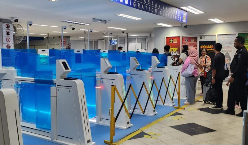 Autogate di Pelabuhan Internasional Batamcenter.