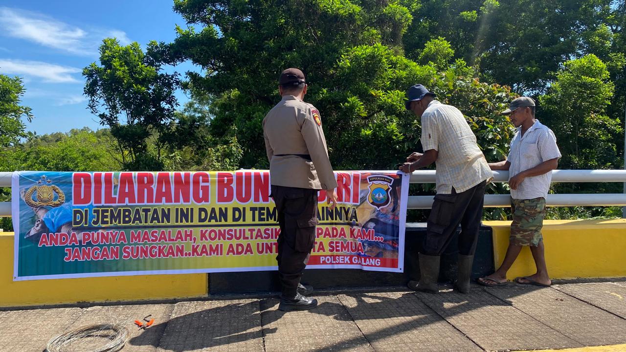 Polisi memasang spanduk imbauan agar tidak bunuh diri di Jembatan Barelang, Rabu (6/6).