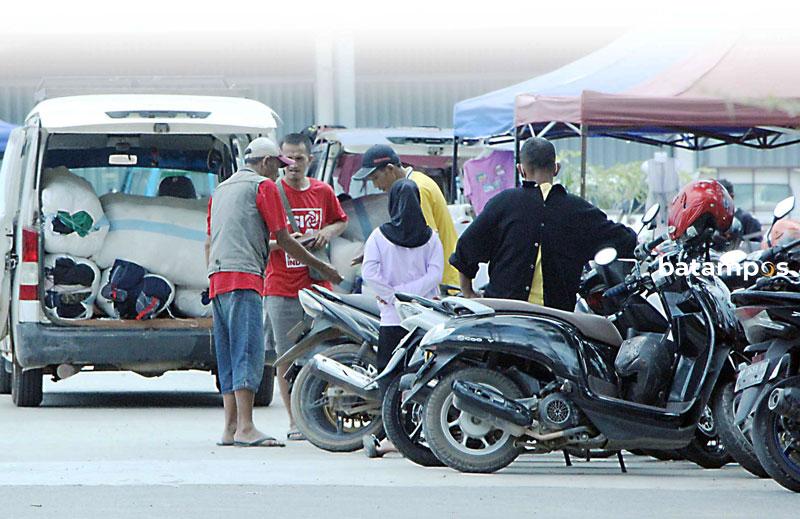 Ilustrasi. Jukir liar mengutip uang parkir di pasar kaget di Simpang Tobing, Batuaji. Foto. Dalil Harahap/ Batam Pos