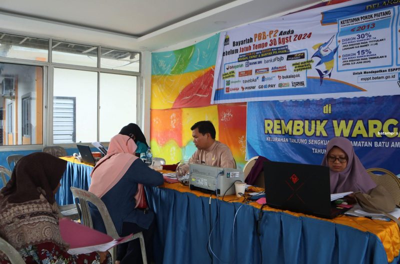 Warga melakukan pembayaran Pajak Bumi dan Bangunan (PBB) yang digelar oleh Bapenda Kota Batam di kantor Kelurahan Tanjung Sengkuang Batuampar, Jumat (7/6).
