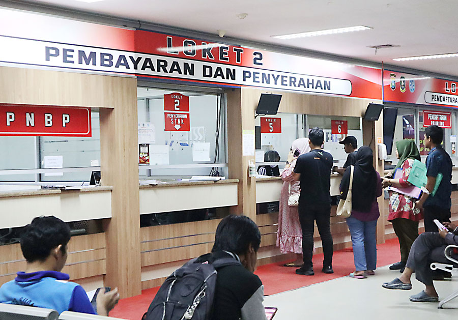 Warga melakukan pembayaran pajak kendaraan di Kantor Samsat di Batam Center, Jumat (7/6). Tahun ini, Bapenda Kepri ancang-ancang menarik pajak kendaraan berupa alat berat.