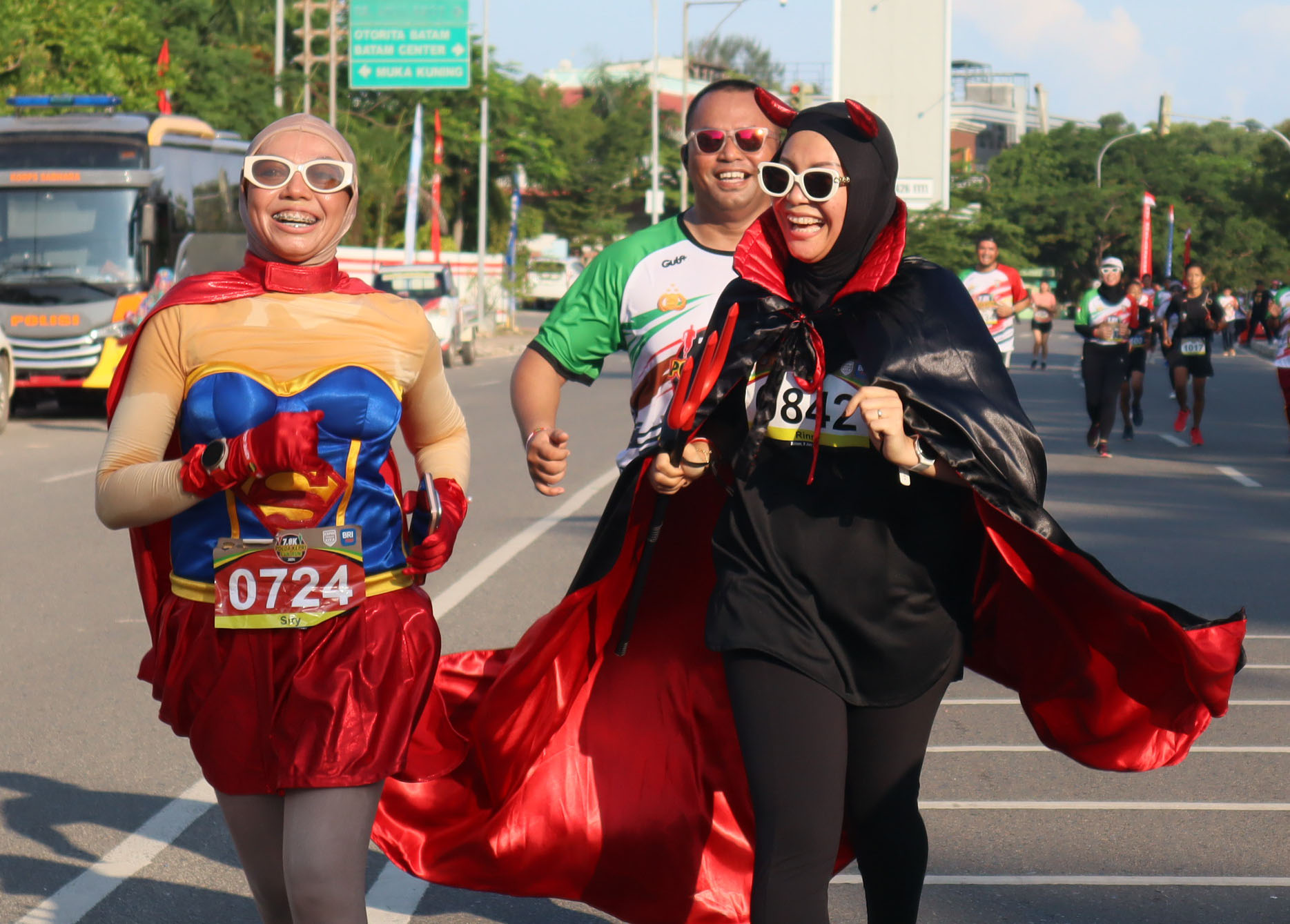 Peserta mengenakan cospley saat mengikuti Fun Run 7, 8 K yang digelar Polda Kepri didataran Engku Putri Batamcenter, Minggu (9/6). Lomba tersebut dalam rangka HUT Bhayangkara ke-78. F Cecep Mulyana/Batam Pos