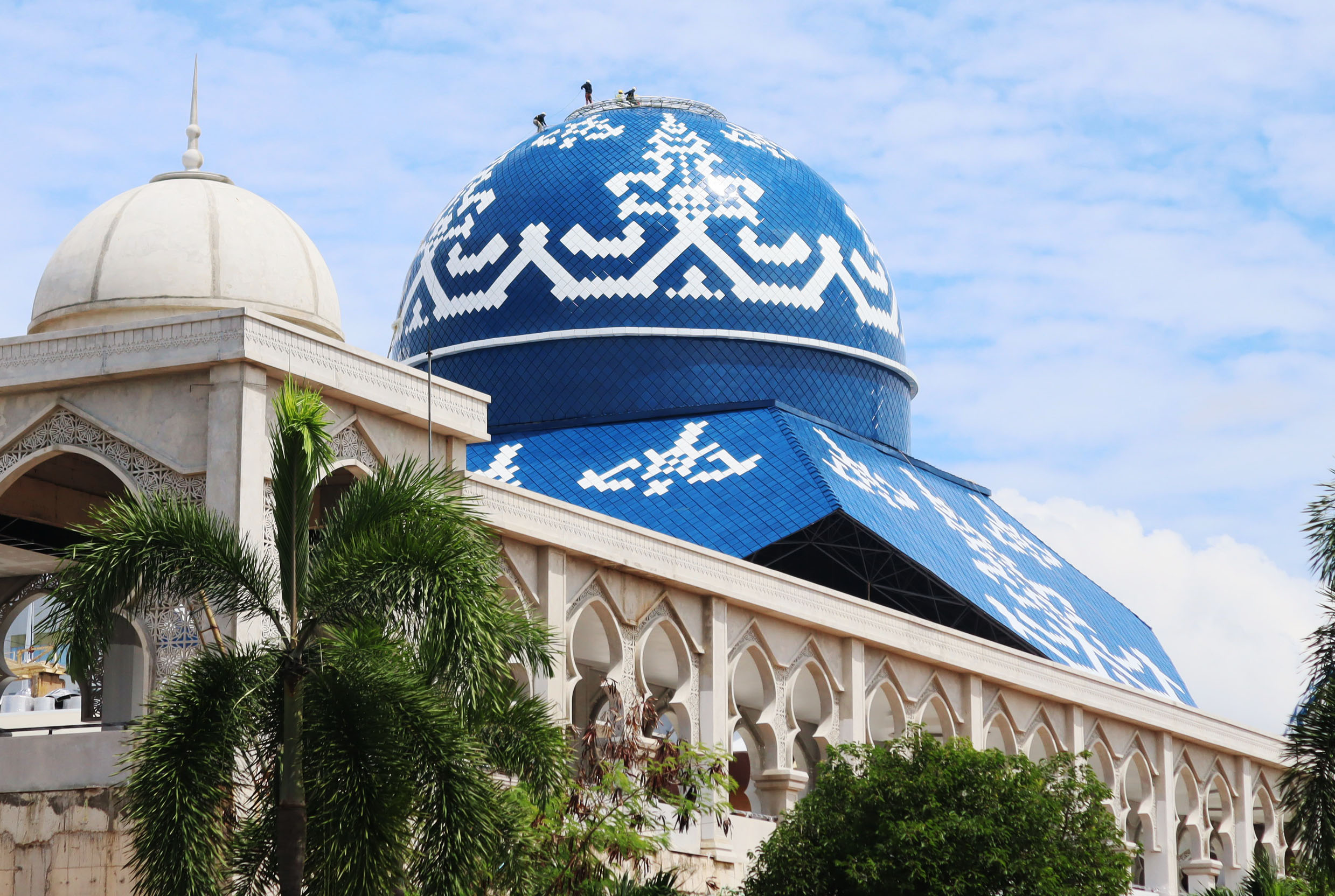 Para pekerja sedang melakukan pengerjaan kubah pada proyek revitalisasi Masji Agung Batam, Selasa (4/6). F Cecep Mulyana/Batam Pos