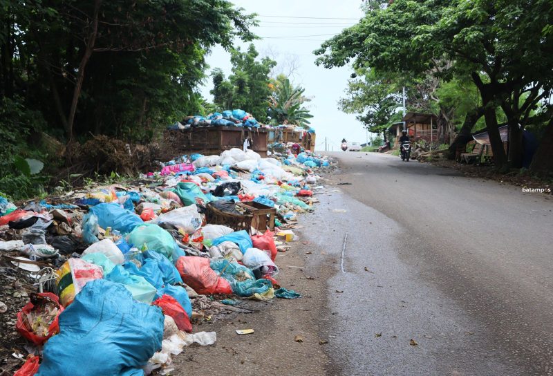 Tumpukan sampah yang telihat menumpuk di tepi jalan kawasan Bukit Senyum Batuampar, Minggu pagi (9/6). Kondisi ini selain bau juga terkesan kotor.