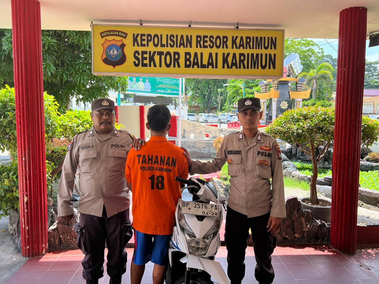 Tersangka pencuri besi penutup selokan di jalan Pramuka ditangkap Polsek Balai Karimun.
