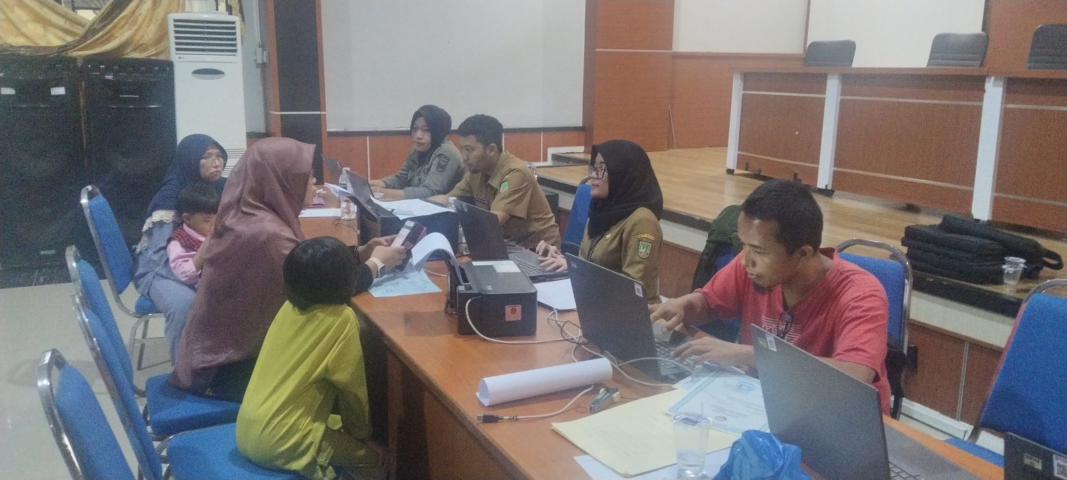 Orangtua calon murid saat mendatangi posko pengaduan pendaftaran PPDB di Gedung Gurindam. Foto: Rengga Yuliandra/ Batam Pos